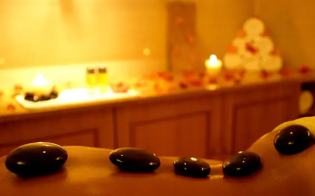 Masa üzerinde sıcak taşlar ve mum ışığı — Haznedar, Masaj Salonun
