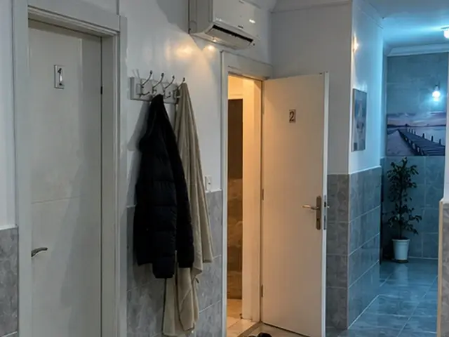 Oda girişinde askı ve temiz terlik — Haznedar, Masaj Salonun