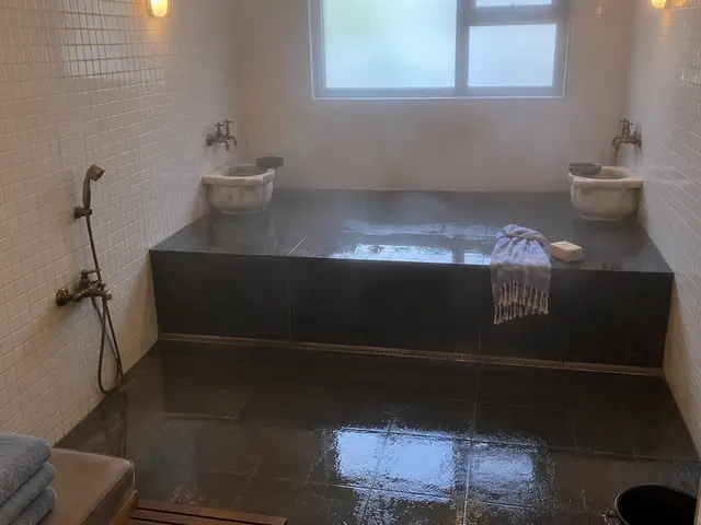 Beyaz mozaikli, kurnalı hamam bölümü — Haznedar, Masaj Salonun