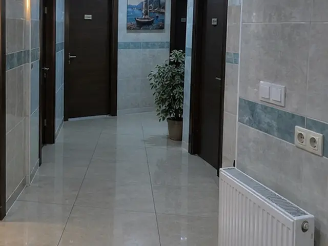 Açık mavi fayanslı koridor ve oda kapıları — Haznedar, Masaj Salonun